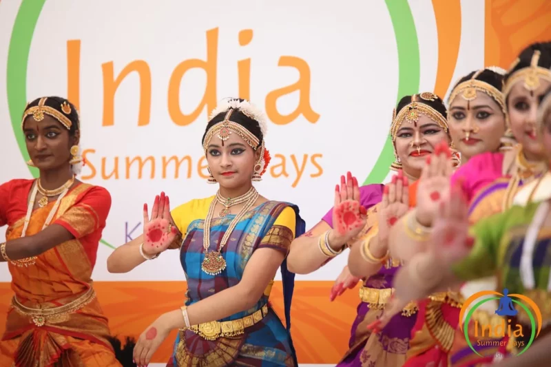 Tänzerinnen in traditionellen Kostümen führen eine präzise und farbenfrohe Choreografie bei den INDIA SUMMER DAYS auf. Foto: Gustai Pixelgruen