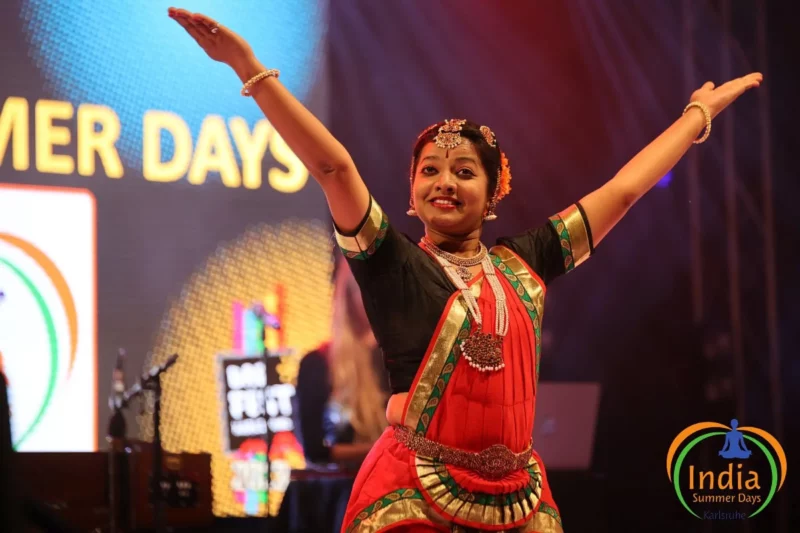 Eine Tänzerin führt einen traditionellen indischen Tanz während der INDIA SUMMER DAYS 2024 in Karlsruhe auf, ein Highlight des kulturellen Programms. Foto: Gustai Pixelgruen