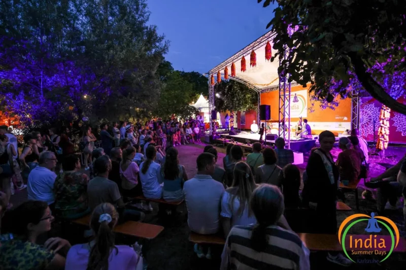 Besucher genießen eine stimmungsvolle Abendveranstaltung bei den INDIA SUMMER DAYS in Karlsruhe. Foto: Gustai Pixelgruen