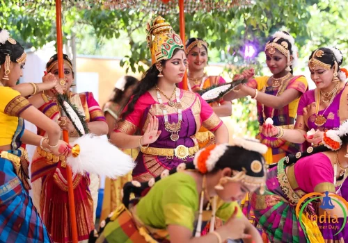 Traditionelle indische Tänzerinnen präsentieren eine beeindruckende Aufführung bei den INDIA SUMMER DAYS in Karlsruhe. Foto: Gustai Pixelgruen