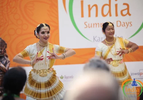 Tänzerinnen bringen die Schönheit und Eleganz traditioneller indischer Tänze bei den INDIA SUMMER DAYS 2024 in Karlsruhe zum Ausdruck, und verzaubern das Publikum mit ihren kunstvollen Bewegungen. Foto: Gustai Pixelgruen