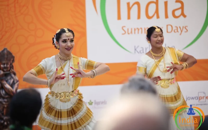 Tänzerinnen bringen die Schönheit und Eleganz traditioneller indischer Tänze bei den INDIA SUMMER DAYS 2024 in Karlsruhe zum Ausdruck, und verzaubern das Publikum mit ihren kunstvollen Bewegungen. Foto: Gustai Pixelgruen