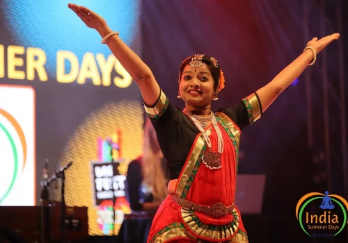 Eine Tänzerin führt einen traditionellen indischen Tanz während der INDIA SUMMER DAYS 2024 in Karlsruhe auf, ein Highlight des kulturellen Programms. Foto: Gustai Pixelgruen