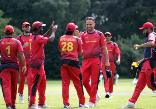 Das Cricket-Team jubelt nach einem erfolgreichen Spielmoment beim ICC T20 Qualifier Gruppe B in Krefeld. Spannung und Teamgeist pur! Foto: DCB