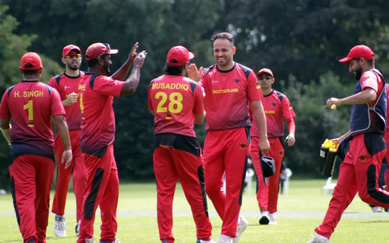 Das Cricket-Team jubelt nach einem erfolgreichen Spielmoment beim ICC T20 Qualifier Gruppe B in Krefeld. Spannung und Teamgeist pur! Foto: DCB