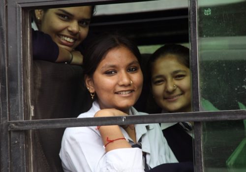 Junge indische Frauen Reisen am liebsten mit Freundinnen (hier in einem Bus in Delhi). Foto: Terry Feuerborn