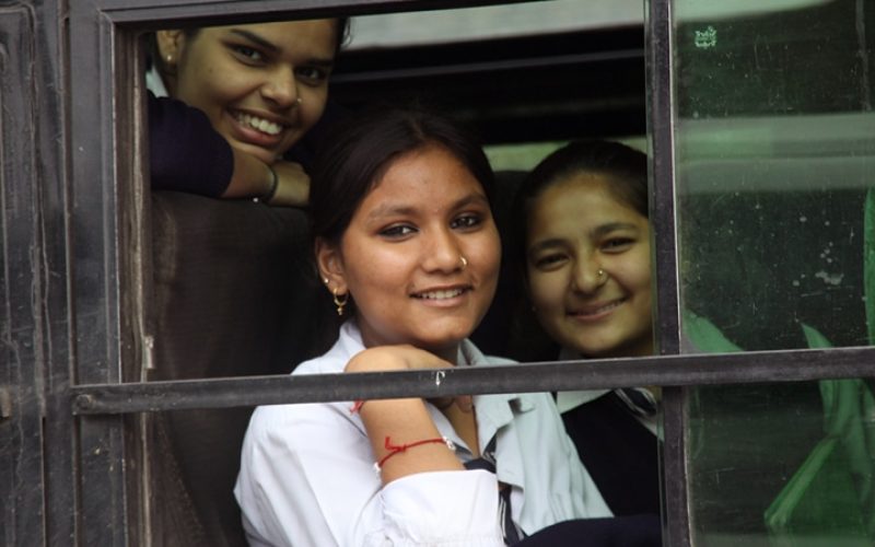 Junge indische Frauen Reisen am liebsten mit Freundinnen (hier in einem Bus in Delhi). Foto: Terry Feuerborn